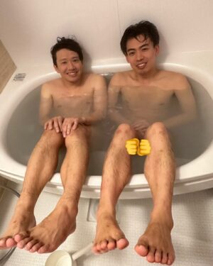 Asei Miki Instagram - はまじゅんが来たらそら一緒にお風呂入るやろ。
#カベポスター
#浜田
#👊👊