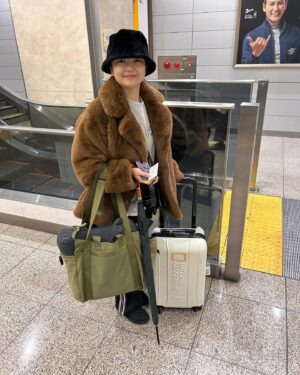 Asei Miki Instagram - 名古屋駅で僕に会釈してきたおばさんが、バスにまで乗りこんできた。
めっちゃ見てくる。
怖い。