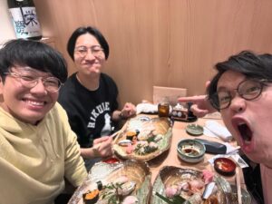 Asei Miki Instagram - 福岡漫才ありがとうございました！
帰りの空港で寿司を食べました！！
地物寿司のセットを食べた後に、この量のレタス太巻きを1人で頼むキム。
これがキム。
THE KIM。

#キム
#THEKIM
#結局2切れくらいしか食べれへんくて
#お持ち帰りしてた
#これぞキム
#レタスの太巻き