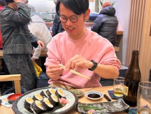Asei Miki Instagram - 福岡漫才ありがとうございました！
帰りの空港で寿司を食べました！！
地物寿司のセットを食べた後に、この量のレタス太巻きを1人で頼むキム。
これがキム。
THE KIM。

#キム
#THEKIM
#結局2切れくらいしか食べれへんくて
#お持ち帰りしてた
#これぞキム
#レタスの太巻き