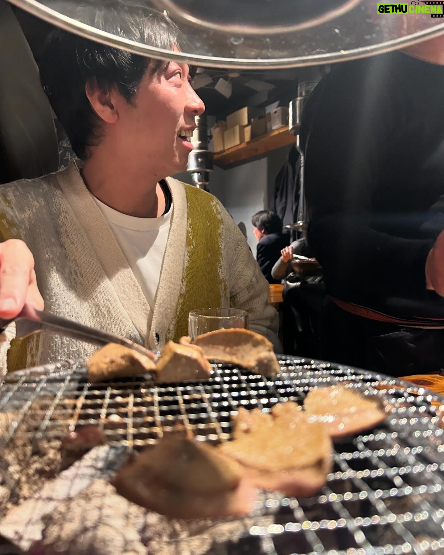 Asei Miki - 8.4K Likes - 昨日ヤジマリーご夫妻にご飯に連れて行ってもらいました。
ヤジマリーさんが「焼き方は俺に全部任せて!俺全部知ってるから!」って言うて、ホルモン焼き始めたらすぐに店員さんが来て「その焼き方しちゃうとちょっと、、、」と言い焼き方を教えてくださいました。店員さんが焼いてくださいました。
ヤジマリーさんは「あ、あ、、あ、、すみません」と言い、奥様はめちゃくちゃ苦笑いされてました。
ヤジマリーさんは間違ったホルモンの焼き方をされてました!
#ヤジマリーご夫妻
#ヤジマリーさんは間違ったホルモンの焼き方をされてました
#ヤジマリーさんは間違ったホルモンの焼き方をされてました
#ヤジマリーさんは間違ったホルモンの焼き方をされてました
