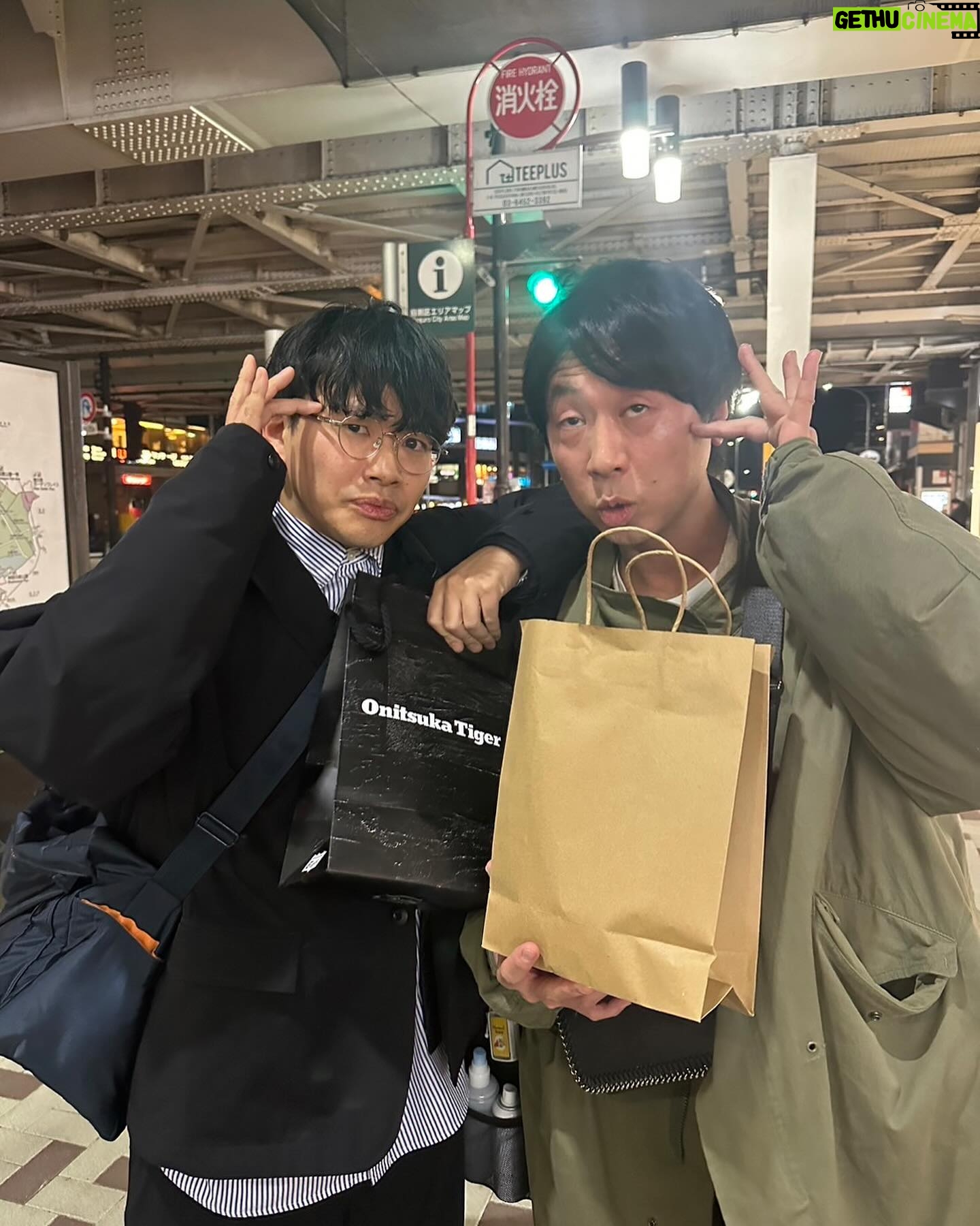 Asei Miki - 8.4K Likes - 昨日ヤジマリーご夫妻にご飯に連れて行ってもらいました。
ヤジマリーさんが「焼き方は俺に全部任せて!俺全部知ってるから!」って言うて、ホルモン焼き始めたらすぐに店員さんが来て「その焼き方しちゃうとちょっと、、、」と言い焼き方を教えてくださいました。店員さんが焼いてくださいました。
ヤジマリーさんは「あ、あ、、あ、、すみません」と言い、奥様はめちゃくちゃ苦笑いされてました。
ヤジマリーさんは間違ったホルモンの焼き方をされてました!
#ヤジマリーご夫妻
#ヤジマリーさんは間違ったホルモンの焼き方をされてました
#ヤジマリーさんは間違ったホルモンの焼き方をされてました
#ヤジマリーさんは間違ったホルモンの焼き方をされてました