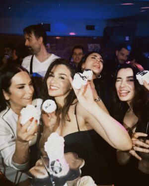 Asena Girişken Instagram - bendoğdumbendoğdumbendoğ🦄🌈🤍🎈👯‍♀️🍯🧁