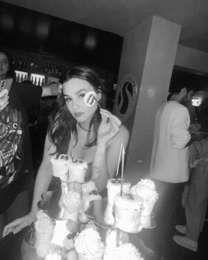 Asena Girişken Instagram - bendoğdumbendoğdumbendoğ🦄🌈🤍🎈👯‍♀️🍯🧁