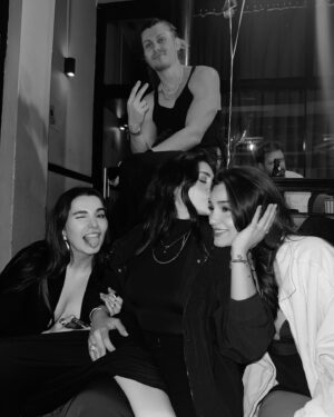 Asena Girişken Instagram - bendoğdumbendoğdumbendoğ🦄🌈🤍🎈👯‍♀️🍯🧁
