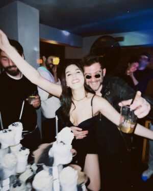 Asena Girişken Instagram - bendoğdumbendoğdumbendoğ🦄🌈🤍🎈👯‍♀️🍯🧁