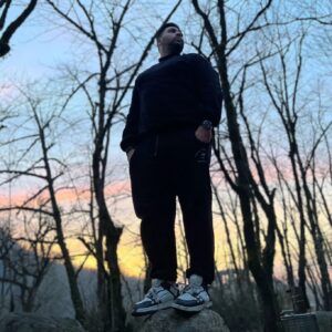 Ashkan Darvishi Instagram - .
میخوام یکی از رازهای بزرگ سال جدیدم رو بهتون بگم پس کامنت این پست خیلی برام مهمه و همشو میخونم ❌️پس یه تصمیم مهم که واسه امسال گرفتین و حتما میخواین انجام بدین رو زیر این پست کامنت بذارین✋️
⚠️حالا خودم چی ؟ من خودم تصمیم گرفتم بدون هیچ تعارفی هر آدمی که حس خوبی بهش ندارم رو از خودم دور کنم (چه مجازی و چه دنیای حقیقی) مثلا یه سریا رو که با تعارف فالو داریم و مجبور به تحمل همدیگه میشیم
⚠️ واقعا تصمیم گرفتم هر آدمی که حس کنم توی این دنیا حس خوب متقابلی بهم نداریم رو بذارم کنار که شاید اونم واقعا راحت بتونه قطع ارتباط کنه و اونم به زور مجبور نباشه با هزارتا سیاست با من دوستی کنه و ارتباط داشته باشه ؛ مخصوصا دنیای مجازی که پر از این دورویی ها و زشتی هاست ...
خلاصه اینکه بشدت دنبال گلچین کردن افراد و ارتباطات هستم تا تعارف و تحمل و ...چون زندگی بشدت کوتاهه ؛ و قبل از هرچیزی بهترین راه برای این تصمیم اینه که اولویت باید خانوادت باشه و اونایی که بدون هیچ ادعایی دوست دارن و کنارت هستن 💪🙏👑
در پایان اینم بگم واقعا هیچ اتفاق خاصی نیفتاده که این تصمیم رو بگیرم تنها دلیلش همینه که شاید از تصمیم های هم برای مسیر پیش رو استفاده کنیم و از زندگی لذت بیشتری ببریم و خودمون برای خودمون ارزش بیشتری قائل بشیم؛اولویت خودمون باشیم و خانوادمون و خودمون رو خیلی بیشتر از قبل دوست داشته باشیم ؛ اینطوری آدمهایی باقی میمونن که از ته دلشون دوست دارن و هر لحظه انرژی مثبت بهت میدن👑💪✋️خودتو دوست داشته باش همین 💙
(به یادگار بمونه از الان ساعت سه و بیست و چهار دقیقه صبح بیست و یکم فروردین هزار و چهارصد و سه وقتی که شارژ گوشیم هفده درصد بود و به عدد مورد علاقه من یعنی عدد ۷ یه ربطی داره😉👑7 )
.
‌
#زندگی #طبیعت #حس_خوب #انرژی_مثبت #عشق 
#love #nature #life