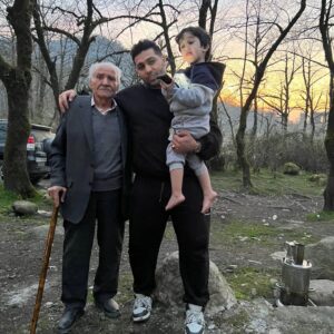 Ashkan Darvishi Instagram - .
میخوام یکی از رازهای بزرگ سال جدیدم رو بهتون بگم پس کامنت این پست خیلی برام مهمه و همشو میخونم ❌️پس یه تصمیم مهم که واسه امسال گرفتین و حتما میخواین انجام بدین رو زیر این پست کامنت بذارین✋️
⚠️حالا خودم چی ؟ من خودم تصمیم گرفتم بدون هیچ تعارفی هر آدمی که حس خوبی بهش ندارم رو از خودم دور کنم (چه مجازی و چه دنیای حقیقی) مثلا یه سریا رو که با تعارف فالو داریم و مجبور به تحمل همدیگه میشیم
⚠️ واقعا تصمیم گرفتم هر آدمی که حس کنم توی این دنیا حس خوب متقابلی بهم نداریم رو بذارم کنار که شاید اونم واقعا راحت بتونه قطع ارتباط کنه و اونم به زور مجبور نباشه با هزارتا سیاست با من دوستی کنه و ارتباط داشته باشه ؛ مخصوصا دنیای مجازی که پر از این دورویی ها و زشتی هاست ...
خلاصه اینکه بشدت دنبال گلچین کردن افراد و ارتباطات هستم تا تعارف و تحمل و ...چون زندگی بشدت کوتاهه ؛ و قبل از هرچیزی بهترین راه برای این تصمیم اینه که اولویت باید خانوادت باشه و اونایی که بدون هیچ ادعایی دوست دارن و کنارت هستن 💪🙏👑
در پایان اینم بگم واقعا هیچ اتفاق خاصی نیفتاده که این تصمیم رو بگیرم تنها دلیلش همینه که شاید از تصمیم های هم برای مسیر پیش رو استفاده کنیم و از زندگی لذت بیشتری ببریم و خودمون برای خودمون ارزش بیشتری قائل بشیم؛اولویت خودمون باشیم و خانوادمون و خودمون رو خیلی بیشتر از قبل دوست داشته باشیم ؛ اینطوری آدمهایی باقی میمونن که از ته دلشون دوست دارن و هر لحظه انرژی مثبت بهت میدن👑💪✋️خودتو دوست داشته باش همین 💙
(به یادگار بمونه از الان ساعت سه و بیست و چهار دقیقه صبح بیست و یکم فروردین هزار و چهارصد و سه وقتی که شارژ گوشیم هفده درصد بود و به عدد مورد علاقه من یعنی عدد ۷ یه ربطی داره😉👑7 )
.
‌
#زندگی #طبیعت #حس_خوب #انرژی_مثبت #عشق 
#love #nature #life