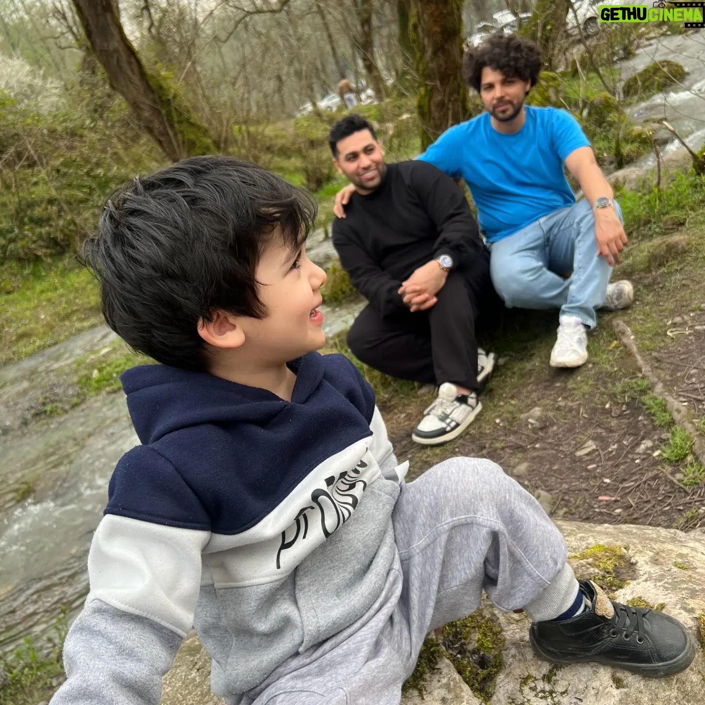 Ashkan Darvishi - 6.2K Likes - .
میخوام یکی از رازهای بزرگ سال جدیدم رو بهتون بگم پس کامنت این پست خیلی برام مهمه و همشو میخونم ❌️پس یه تصمیم مهم که واسه امسال گرفتین و حتما میخواین انجام بدین رو زیر این پست کامنت بذارین✋️
⚠️حالا خودم چی ؟ من خودم تصمیم گرفتم بدون هیچ تعارفی هر آدمی که حس خوبی بهش ندارم رو از خودم دور کنم (چه مجازی و چه دنیای حقیقی) مثلا یه سریا رو که با تعارف فالو داریم و مجبور به تحمل همدیگه میشیم
⚠️ واقعا تصمیم گرفتم هر آدمی که حس کنم توی این دنیا حس خوب متقابلی بهم نداریم رو بذارم کنار که شاید اونم واقعا راحت بتونه قطع ارتباط کنه و اونم به زور مجبور نباشه با هزارتا سیاست با من دوستی کنه و ارتباط داشته باشه ؛ مخصوصا دنیای مجازی که پر از این دورویی ها و زشتی هاست ...
خلاصه اینکه بشدت دنبال گلچین کردن افراد و ارتباطات هستم تا تعارف و تحمل و ...چون زندگی بشدت کوتاهه ؛ و قبل از هرچیزی بهترین راه برای این تصمیم اینه که اولویت باید خانوادت باشه و اونایی که بدون هیچ ادعایی دوست دارن و کنارت هستن 💪🙏👑
در پایان اینم بگم واقعا هیچ اتفاق خاصی نیفتاده که این تصمیم رو بگیرم تنها دلیلش همینه که شاید از تصمیم های هم برای مسیر پیش رو استفاده کنیم و از زندگی لذت بیشتری ببریم و خودمون برای خودمون ارزش بیشتری قائل بشیم؛اولویت خودمون باشیم و خانوادمون و خودمون رو خیلی بیشتر از قبل دوست داشته باشیم ؛ اینطوری آدمهایی باقی میمونن که از ته دلشون دوست دارن و هر لحظه انرژی مثبت بهت میدن👑💪✋️خودتو دوست داشته باش همین 💙
(به یادگار بمونه از الان ساعت سه و بیست و چهار دقیقه صبح بیست و یکم فروردین هزار و چهارصد و سه وقتی که شارژ گوشیم هفده درصد بود و به عدد مورد علاقه من یعنی عدد ۷ یه ربطی داره😉👑7 )
.
#زندگی #طبیعت #حس_خوب #انرژی_مثبت #عشق
#love #nature #life
