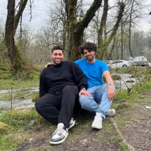 Ashkan Darvishi Instagram - .
میخوام یکی از رازهای بزرگ سال جدیدم رو بهتون بگم پس کامنت این پست خیلی برام مهمه و همشو میخونم ❌️پس یه تصمیم مهم که واسه امسال گرفتین و حتما میخواین انجام بدین رو زیر این پست کامنت بذارین✋️
⚠️حالا خودم چی ؟ من خودم تصمیم گرفتم بدون هیچ تعارفی هر آدمی که حس خوبی بهش ندارم رو از خودم دور کنم (چه مجازی و چه دنیای حقیقی) مثلا یه سریا رو که با تعارف فالو داریم و مجبور به تحمل همدیگه میشیم
⚠️ واقعا تصمیم گرفتم هر آدمی که حس کنم توی این دنیا حس خوب متقابلی بهم نداریم رو بذارم کنار که شاید اونم واقعا راحت بتونه قطع ارتباط کنه و اونم به زور مجبور نباشه با هزارتا سیاست با من دوستی کنه و ارتباط داشته باشه ؛ مخصوصا دنیای مجازی که پر از این دورویی ها و زشتی هاست ...
خلاصه اینکه بشدت دنبال گلچین کردن افراد و ارتباطات هستم تا تعارف و تحمل و ...چون زندگی بشدت کوتاهه ؛ و قبل از هرچیزی بهترین راه برای این تصمیم اینه که اولویت باید خانوادت باشه و اونایی که بدون هیچ ادعایی دوست دارن و کنارت هستن 💪🙏👑
در پایان اینم بگم واقعا هیچ اتفاق خاصی نیفتاده که این تصمیم رو بگیرم تنها دلیلش همینه که شاید از تصمیم های هم برای مسیر پیش رو استفاده کنیم و از زندگی لذت بیشتری ببریم و خودمون برای خودمون ارزش بیشتری قائل بشیم؛اولویت خودمون باشیم و خانوادمون و خودمون رو خیلی بیشتر از قبل دوست داشته باشیم ؛ اینطوری آدمهایی باقی میمونن که از ته دلشون دوست دارن و هر لحظه انرژی مثبت بهت میدن👑💪✋️خودتو دوست داشته باش همین 💙
(به یادگار بمونه از الان ساعت سه و بیست و چهار دقیقه صبح بیست و یکم فروردین هزار و چهارصد و سه وقتی که شارژ گوشیم هفده درصد بود و به عدد مورد علاقه من یعنی عدد ۷ یه ربطی داره😉👑7 )
.
‌
#زندگی #طبیعت #حس_خوب #انرژی_مثبت #عشق 
#love #nature #life
