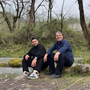 Ashkan Darvishi Instagram - .
میخوام یکی از رازهای بزرگ سال جدیدم رو بهتون بگم پس کامنت این پست خیلی برام مهمه و همشو میخونم ❌️پس یه تصمیم مهم که واسه امسال گرفتین و حتما میخواین انجام بدین رو زیر این پست کامنت بذارین✋️
⚠️حالا خودم چی ؟ من خودم تصمیم گرفتم بدون هیچ تعارفی هر آدمی که حس خوبی بهش ندارم رو از خودم دور کنم (چه مجازی و چه دنیای حقیقی) مثلا یه سریا رو که با تعارف فالو داریم و مجبور به تحمل همدیگه میشیم
⚠️ واقعا تصمیم گرفتم هر آدمی که حس کنم توی این دنیا حس خوب متقابلی بهم نداریم رو بذارم کنار که شاید اونم واقعا راحت بتونه قطع ارتباط کنه و اونم به زور مجبور نباشه با هزارتا سیاست با من دوستی کنه و ارتباط داشته باشه ؛ مخصوصا دنیای مجازی که پر از این دورویی ها و زشتی هاست ...
خلاصه اینکه بشدت دنبال گلچین کردن افراد و ارتباطات هستم تا تعارف و تحمل و ...چون زندگی بشدت کوتاهه ؛ و قبل از هرچیزی بهترین راه برای این تصمیم اینه که اولویت باید خانوادت باشه و اونایی که بدون هیچ ادعایی دوست دارن و کنارت هستن 💪🙏👑
در پایان اینم بگم واقعا هیچ اتفاق خاصی نیفتاده که این تصمیم رو بگیرم تنها دلیلش همینه که شاید از تصمیم های هم برای مسیر پیش رو استفاده کنیم و از زندگی لذت بیشتری ببریم و خودمون برای خودمون ارزش بیشتری قائل بشیم؛اولویت خودمون باشیم و خانوادمون و خودمون رو خیلی بیشتر از قبل دوست داشته باشیم ؛ اینطوری آدمهایی باقی میمونن که از ته دلشون دوست دارن و هر لحظه انرژی مثبت بهت میدن👑💪✋️خودتو دوست داشته باش همین 💙
(به یادگار بمونه از الان ساعت سه و بیست و چهار دقیقه صبح بیست و یکم فروردین هزار و چهارصد و سه وقتی که شارژ گوشیم هفده درصد بود و به عدد مورد علاقه من یعنی عدد ۷ یه ربطی داره😉👑7 )
.
‌
#زندگی #طبیعت #حس_خوب #انرژی_مثبت #عشق 
#love #nature #life