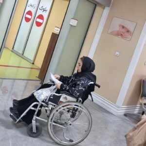 Ashkan Darvishi Instagram - .
 سقط بچه تو راهی دو ماهمون/ساعت سه شب بیمارستان نیکان 
الان که این پست رو میذارم خود مهشید خانم نمیبینه اما مشترک رو پیج خودشم گذاشتم که از حس و حال خودم بعد از اینکه رفتم سمتش و میخواستم مثلا بهش روحیه بدم بگم که چی شد؟
رفتم سمتش بر خلاف همه حالت هایی که زود بغض میکرد و اشکاش میومد خیلی محکم و دلی گفت ناراحت نیستم و دکتر گفته شاید زیاد فعالیت سنگین کردی و من همون لحظه تو فکرم اومد که برای پویش نون دلتو بخور چقدر تلاش و دوندگی و کار سنگین میکرد و مهشید همون لحظه وسط فکر کردنم‌ گفت اگه برای کارهایی که برای خیریه کردم این رو خدا صلاح دیده فدای سر مردمی که هرشب بهشون غذا دادیم !!و من چقدر ذوق داشتم و شوکه بودم از این جواب و این معامله با خدا اونم در شرایطی که مهشید دیروز با ذوق میگفت اشکان صدای قلب بچه رو شنیدم و خیلی خوشحالم اما الان که خدا خواسته بود که اون بچه بره و به دنیا نیاد ناراحت نبود و محکم‌ میگفت خدا همیشه برای من خوب میخواد حتما اینم اینجوری صلاح دیده و هرچی هست صلاح خداس ؛ و خلاصه این شد که منم حال دلم خوب شد و اومدم که زود این رو به شماها هم بگم که واقعا مهشید نون دلشو میخوره!(تازه اونم تو این روزایی که چند تا سورپرایز خبر خوشحالی دادنش رو آماده کرده بودیم که روی پیج بذاریم و به شما هم خبر بدیم)
خلاصه دمت گرم دختر قوی و مهربون و خوش قلب👑
خدا نیکانو نگه داره و مطمئنم مهشید با کامنت های شما صبح خیلی انرژی بیشتری میگیره و بازم میره به سمت هدفش که خوشحالی مردم و حل شدن مشکلاتشونه👑
ای خدا برای هرکسی که ازت درخواستی داره هر چیزی به صلاحشه رقم بزن براش نه اون چیزی که اصرار داره 🙏
#سقط_جنین #خدا #بچه