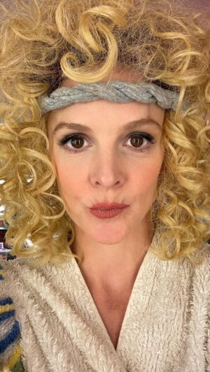 Ashley Bell Instagram - This is what I do with my nights and weekends. 🥰 
A SMASH Up 💥 of some of my favorite characters and moments from sketches at @thegroundlings ! 
The current show “Little Miss Groundling” runs:
Fri   Sat @ 7:30pm until June 22
🎟️ in bio
Come say hi! 👋🏻💥🦍🙌🏻✨🧨🫨🦾💋
#losangeles #physicalcomedy #improv #theater #theaterlife