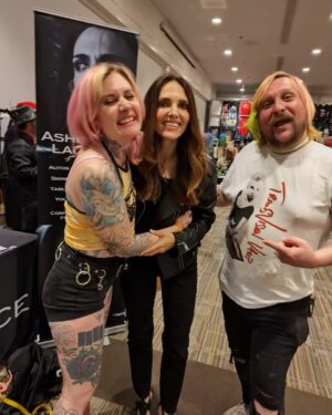 Ashley Laurence Instagram - Shenanigans @daysofthedeadhorrorcon 
🍀✨💫