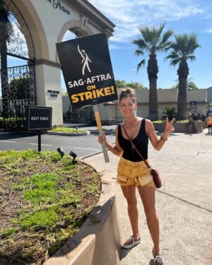 Ashley Mary Nunes Instagram - Out on the picket line at Paramount with my Hollywood partner in crime, @jennylouwonder 

#SAGAFTRASTRONG 💪