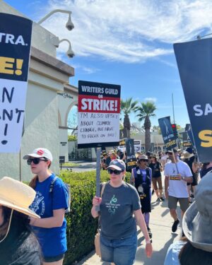 Ashley Mary Nunes Instagram - Out on the picket line at Paramount with my Hollywood partner in crime, @jennylouwonder 

#SAGAFTRASTRONG 💪