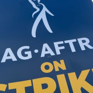 Ashley Mary Nunes Instagram - Out on the picket line at Paramount with my Hollywood partner in crime, @jennylouwonder 

#SAGAFTRASTRONG 💪