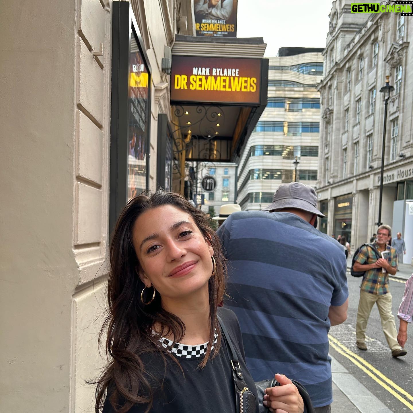 Ashley Reyes - 3 Likes - Big ol’ London dumpy ❤️