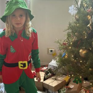 Ashley Scott Instagram - With a very full heart, we wish you all a Merry Christmas. 🎄 #christmas #goldenrule #tinyhouse #natureisnurture