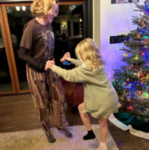 Ashley Scott Instagram - With a very full heart, we wish you all a Merry Christmas. 🎄 #christmas #goldenrule #tinyhouse #natureisnurture