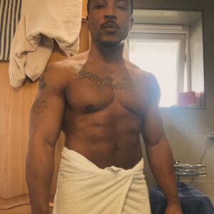 Ashley Walters Instagram - This is about more than weight loss and body transformation. Having the determination to do this stems from practicing the art of working on me. We underestimate self care, whether it be a haircut or mani and pedi, focusing on what you need and putting that first can be hard to do. If you don’t feel right, how can the people you love get what they need from you? one day at a time by the grace of God, I’m getting there. 

1. This mornings training session with @camchidamma 
2. Me at the beginning of November 2023 about 98kg
3. Me this morning at 87kg (5kg off my desired weight)

Shout out to @mrsportofficial , @prepbygainz and @camchidamma