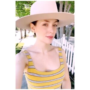Ashlynn Yennie Instagram - Preschool Pick Up but make it Chic 🌻💛👒 Also, this morning I caught a glimpse of what my babe will be like as a teenager and I am in trouble … But she does give me sweet kisses on the reg now so I guess it’s okkkkk 🤪👍🏻 #momlife #preschooler #threeager #sourpatchkid #makeitchic