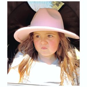 Ashlynn Yennie Instagram - Preschool Pick Up but make it Chic 🌻💛👒 Also, this morning I caught a glimpse of what my babe will be like as a teenager and I am in trouble … But she does give me sweet kisses on the reg now so I guess it’s okkkkk 🤪👍🏻 #momlife #preschooler #threeager #sourpatchkid #makeitchic