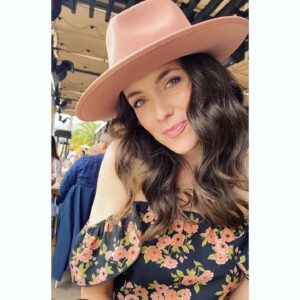 Ashlynn Yennie Instagram - Feeling all the 💕💕💕today !! I’ve also decided to start saying I am 40 so people tell me how good I look 😜.... #birthday #love #anotheryear #celebrate