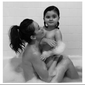 Ashlynn Yennie Instagram - 🎉5!!!!🎉 Holy WOW! I can’t believe 5 years ago at 3:05 am Halloween morning I birthed a beautiful baby girl in a tub full of warm water, surrounded by twinkle lights while Michael repeatedly said Lavender to me before I quietly told him to shhhhhhhh in between contractions ( in his defense that was what he was taught to say from our hypnobirthing classes lol ) 
It’s said by many mamas when you give birth your heart is now living outside of your body and that is absolutely what it feels like. She’s the best thing to ever happen to me and continues to be my greatest teacher in life. 🥹❤️🎂
#birthdaybath #halloweenbaby