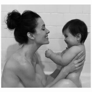 Ashlynn Yennie Instagram - 🎉5!!!!🎉 Holy WOW! I can’t believe 5 years ago at 3:05 am Halloween morning I birthed a beautiful baby girl in a tub full of warm water, surrounded by twinkle lights while Michael repeatedly said Lavender to me before I quietly told him to shhhhhhhh in between contractions ( in his defense that was what he was taught to say from our hypnobirthing classes lol ) 
It’s said by many mamas when you give birth your heart is now living outside of your body and that is absolutely what it feels like. She’s the best thing to ever happen to me and continues to be my greatest teacher in life. 🥹❤️🎂
#birthdaybath #halloweenbaby