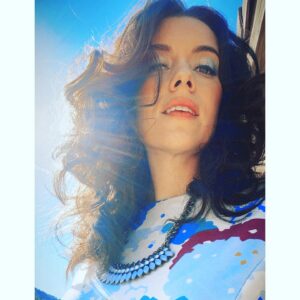 Ashlynn Yennie Instagram - Here Comes The Sun ☀️🌈✌🏻70’s Glam by @alexandrabayless for @therecipehorror 🔪🎬 #70sfashion #retro #goodvibes #blueeyeshadow #bighairdontcare