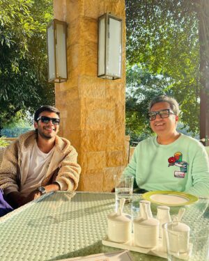 Ashneer Grover Instagram - Aise Kya Dekh Rahe ho Do Badde log Sath Chill Nahi Kar Sakte kya?
