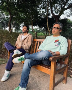 Ashneer Grover Instagram - Aise Kya Dekh Rahe ho Do Badde log Sath Chill Nahi Kar Sakte kya?