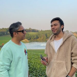 Ashneer Grover Instagram - Aise Kya Dekh Rahe ho Do Badde log Sath Chill Nahi Kar Sakte kya?