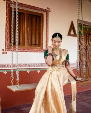 Ashvini Instagram - Kaisi baathein banaaye! 
I am a good listener most of the time but when I like  you ! Damn I can’t shut up 😆

#morningvibes #sunshine #instagood #bride #makeupartist #makeuplook #makeupstudio #makeuplooks #wakeupmakeup #muddulakshmi #ash #ashvini #suryavamsha #surbhi