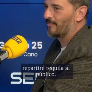 Asier Etxeandia Instagram - Hace unos días publicamos en @gastroser un reportaje sobre el nuevo boom del tequila, con cócteles como el paloma y el margarita, y dejando atrás el hábito de tomarlo con limón y sal. Como dice @javieraguirrecoach, eso es "para turistas"...

Pues bueno, la banda @mastodonte_oficial_ lleva tiempo ahí y, al parecer, sus directos son todo un espectáculo...

Puedes escuchar la sección 'Música en la cocina', con @elisa_muba, en el pódcast de @gastroser 🎧