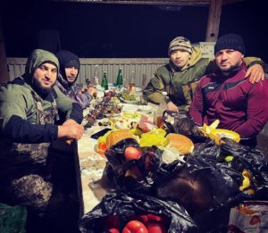 Askar Askarov Instagram - Отдых с братьями 🎣
