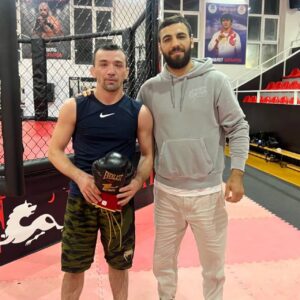 Askar Askarov Instagram - 🥊Перчатки от чемпиона мира по Боксу, Раджаба Бутаев / Баркаллагь брат за перчатки ✊🏻🔥 
#бокс #скоро#наведем #шумиху