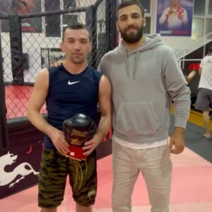 Askar Askarov Instagram - 🥊Перчатки от чемпиона мира по Боксу, Раджаба Бутаев / Баркаллагь брат за перчатки ✊🏻🔥 
#бокс #скоро#наведем #шумиху