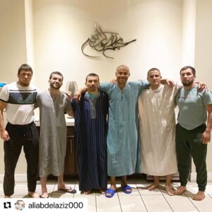 Askar Askarov Instagram - Баракалагь брат за ужин ☝🏻 @aliabdelaziz000 
.
.
Repost @aliabdelaziz000 with @make_repost
・・・
it’s always awesome to see my brothers watched good fights
