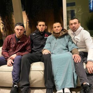 Askar Askarov Instagram - После боев 📸
#Brothers