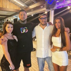 Askar Mozharov Instagram - Приятно встретить Новый  2023 Год с хорошими людьми и в классной атмосфере , под живую музыку с @el_man_official  а так же с моим другом @ud30  спасибо братец тебе за этот праздник ! Хочу поблагодарить так же @udianskaya и Alla за то что украсили этот праздничный вечер , без вас девочки он бы так не сиял 🥂🙏