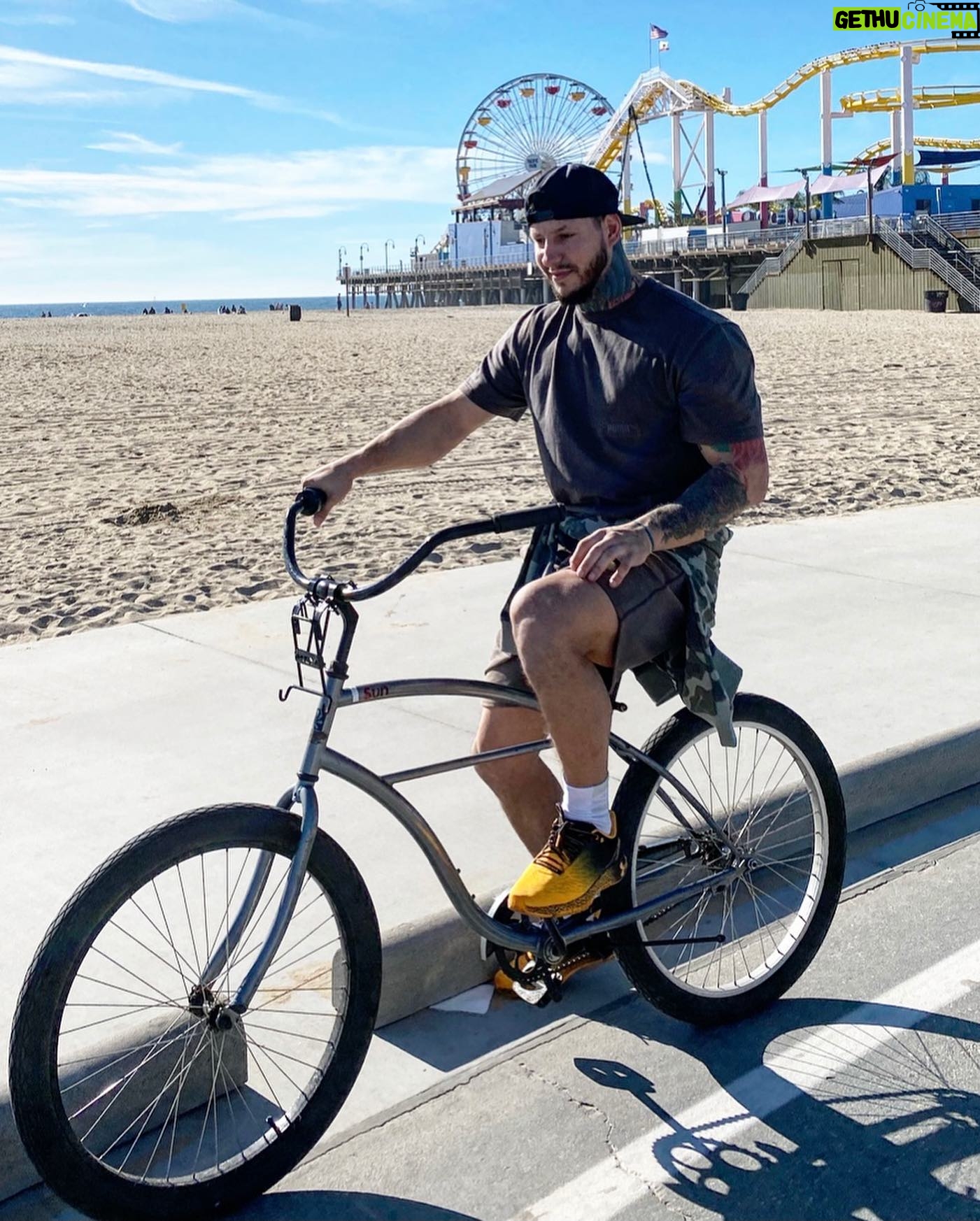 Askar Mozharov - 4.5K Likes - Enjoy 🌞#santamonica #losangeles #california