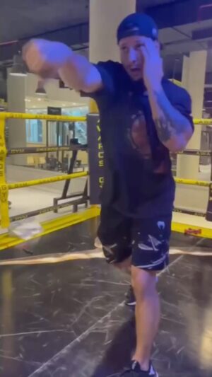 Askar Mozharov Instagram - Fighting for Fighters with @marshallinu_ 🫵👊🏻