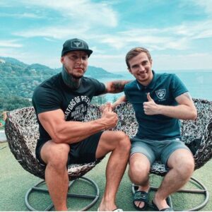 Askar Mozharov Instagram - 🔥Всем привет, Меня зовут Аскар Можаров я проффесиональный боец ММА  и мы с моим другом промоутером боев Максимом Мернесом (@mernesmax) проводим конкурс, в скором времени в Таиланде пройдет чемпионато, а также бой обладательницы @mila_kuznetsova10 13-го размера груди, который огранизует @mernesmax 
Мы решили провести конкурс с призовым фондом 200 тысяч рублей   билеты на шоу в Таиланде. Все, что вам нужно - быть подписаным на Макса и на Меня а также в комментариях написать слово участвую и отметить любых трёх друзей. 25 Июля мы подведем итоги конкурса и в прямом эфире выберем побебителей, Дерзайте!
@mernesmax
@askar.mozharov
#АскарМожаров #максиммернес