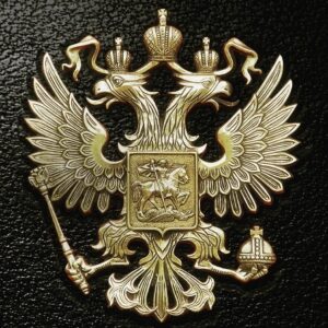 Askold Zapashnyy Instagram - 🇷🇺 Мы, РУССКИЕ - мирный и добрый народ, который за считанные годы после окончания ВОВ смог простить даже немцев и их союзников за то, какие зверства и разрушения они сотворили на нашей земле. Война - это страшно и отвратительно! Умирают, страдают невинные люди и трудно представить себе чувства родителя, прижимающего к себе своего ребенка, рыдающего из-за взрывов и стрельбы за своим окном. Но... Годами мы терпеливо смотрели, как разгонялась русофобская истерия на ровном месте и из нас лепили образ врага, клеймя "ватой" и "колорадами", прыгая на площадях с лозунгами "Москаляку на гиляку!" Десятилетиями спокойно наблюдали за тем как "оборонительная" структура НАТО со своими ядерными боеголовками ползла к нашим границам без очевидной причины. Потом мы смирились с тем как наших бывших союзников и братьев по оружию как аборигенов вместе с нашими бывшими землями скупили "бусами" и обещаниями лучшей жизни. На нашей территории разжигали горячие точки, параллельно вторгаясь в суверенные государства, сотнями тысяч уничтожая мирных жителей. При этом никто не возмущался происходящим и даже не пытался объяснять, зачем нужно строить по всему миру такое количество военных баз и загадочных биолабораторий? Теперь, когда мы прочертили красную линию, показали свои зубы и решительность отстаивать интересы безопасности своей страны - все маски сорваны и Запад показал своё истинное отношение к РУССКИМ. Им просто нужен был повод и они его спровоцировали нежеланием вести переговоры и договариваться мирно. Беспрецедентный уровень русофобии и ненависти к нашей стране и нации просто поражает! Но нет худа без добра. Еще больше сближаемся с Востоком, господа! А всем кто нас ненавидит хочу сказать одно: засуньте свою ненависть и санкции себе глубоко и надолго туда, где никогда не бывает солнца! Мы справимся с любыми проблемами и бедами. Я горжусь быть РУССКИМ! С нами правда и с нами БОГ! П.С. Не нужно дразнить спящего медведя - добро бывает с большими кулаками!
#россия #украина #военнаяоперация #войнаимир