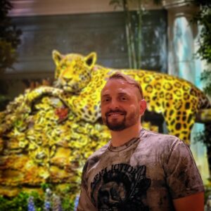 Askold Zapashnyy Instagram - 🇷🇺 Немного ночного "города грехов" вам в ленту! 😎 Вчера вечером немного погуляли с друзьями по Вегасу. К слову, перестал понимать ситуацию с пандемией в мире? 🤷‍♂️ Официально здесь (в ЛВ) отменён масочный режим, можно носить только по личному желанию. Однако, для перелёта в Штаты требуется предъявить отрицательный результат анализов на коронавирус и при посадке в ЛА объявляют о каком-то непонятном карантине.  P.S. На всякий случай ходим в масках и снимаем их только для фото и видео.
🇬🇧 A little bit of the night "sin city" to you in the tape! 😎 Last night, we went for a little walk with friends in Vegas. By the way, i have stopped understanding the situation with the pandemic in the world? Officially, the mask mode has been canceled here (in LV), you can only wear it at your own request. However, for a flight to the United States, you need to show a negative result of tests for coronavirus and when landing in LA, they announce some kind of incomprehensible quarantine. P.S. Just in case, we wear masks and take them off only for photos and videos.
#сша #ласвегас #городгрехов #ночныепрогулки #аскольд #элен #запашные #usa #lasvegas #sincity #nightwalk #askold #ellen #zapashny