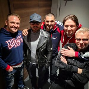 Askold Zapashnyy Instagram - 🇷🇺 С сокрушительной победой тебя и всю твою команду, дорогой друг и "Последний Император" @fedoremelianenkoofficial . Удивительно, как можно одним точным ударом сделать счастливыми миллионы людей, которые болеют за тебя, разделяют с тобой радость твоего триумфа и гордятся быть твоими соотечественниками. Мы очень сильно переживали за тебя!
🇬🇧 With a crushing victory to you and all your team, dear friend and "The Last Emperor" @fedoremelianenkoofficial. It's amazing how you can make millions of people happy with one precise punch, who cheer for you, share the joy of your triumph with you and are proud to be your compatriots. We were very worried about you!
#беллатор #мма #федоремельяненко #командафедора #последнийимператор #друзья #лучший #нокаут #гаситесвет #bellator #mma #fedoremelyanenko #fedorteam #thelastemperor #friends #thebest #knockout