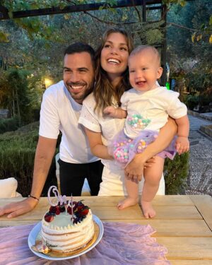 Aslı Enver Instagram - Bu şarkı benden sana canım kızım 🤍 iyi ki geldin. Hep dediler ki zaman çok hızlı geçecek tadını çıkar, haklılarmış. Hayatımın en hızlı, yavaş, heyecanlı, yorucu, endişeli ama en mutlu 1 senesi… Elay 1 yaşında.Bile🌸