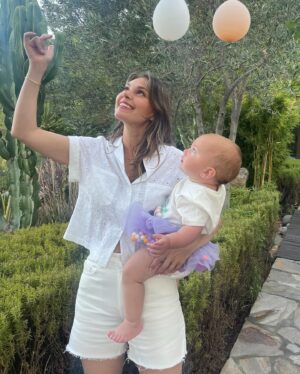 Aslı Enver Instagram - Bu şarkı benden sana canım kızım 🤍 iyi ki geldin. Hep dediler ki zaman çok hızlı geçecek tadını çıkar, haklılarmış. Hayatımın en hızlı, yavaş, heyecanlı, yorucu, endişeli ama en mutlu 1 senesi… Elay 1 yaşında.Bile🌸